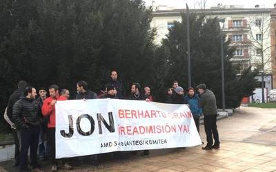 Legasako Arcelorreko langileek Lan Departamentuan egin duten protesta Iruñean