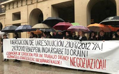 Eskola zaintzaileak protestan lan baldintza duinen alde