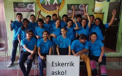 'Korrontzi Dantzan' ikuskizuneko dirua AMS erakundeari eman dio Mondragon Goi Eskola Politeknikoak