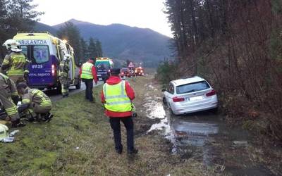 Istripua gertatu da gaur Orozkon, auto bat bidetik aterata