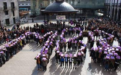 Martxoaren 8a antolatzeko batzar irekia antolatu du Basanderiek talde feministak