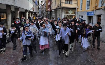 Eguraldi euritsuari aurre eginez, ohitura zaharrari eutsi diote Etxegiña taldekoek