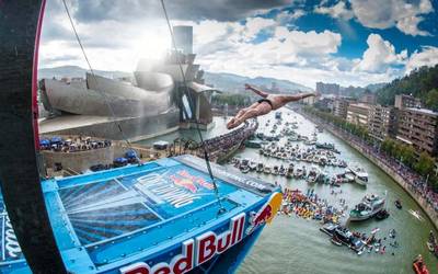 Irailaren 14an itzuliko da Red Bull Cliff Diving Bilbora