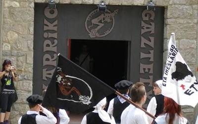Gaztetxean sartu direla salatu dute