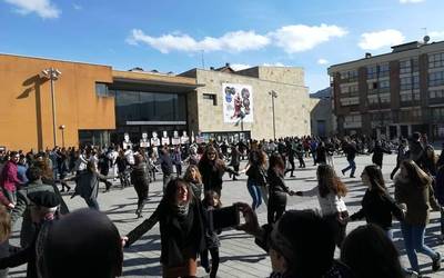Zortzikoa elkartasun dantza bihurtzen denean