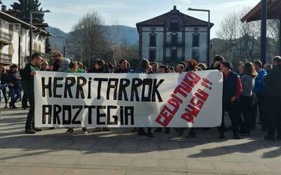 150 lagun bildu ziren Elizondon Aroztegia herri plataformak deitutako elkarretaratzean