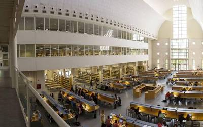 Unibertsitate Publikoan medikuntza ikasketak jartzeko beharrik ez dagoela adierazi du Espainiako Osasun Ministroak