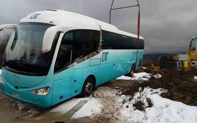 Ez aurrera ez atzera geratu da autobus bat Aralarrera Uhartetik igo nahian