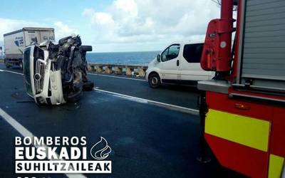 Auto batek istripua izan du kostako errepidean