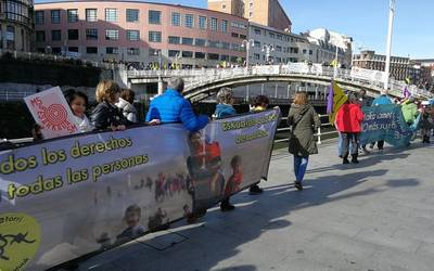 Ongi Etorri Errefuxiatuak elkarteak neofaxismoa gaitzestu du “Herrien Besarkada” ekintzan