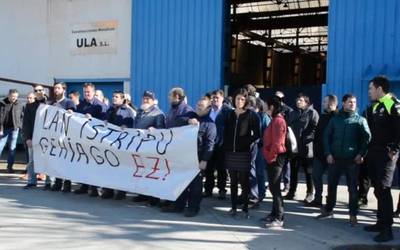 Zizurkilgo enpresa batean hildako langile lazkaotarraren istripua salatzeko elkarretaratzea egin dute