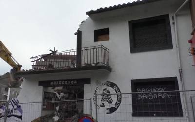 Hasi dira Gaztetxe zaharra eraisten, bertan hotel bat eraikitzeko