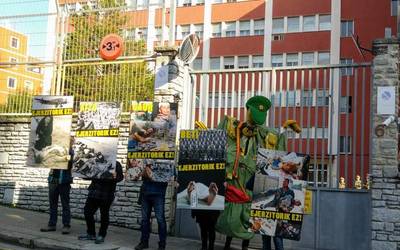 Kakitzat militarizazioaren kontra manifestatu da Bilboko Kuartel Militarraren aurrean