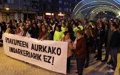 Herritar ugari mobilizatu dira Iurretan, adin txikiko neska batek sufritutako eraso sexista gaitzesteko