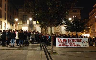 Talka gune feministaren hustea salatzeko elkarretaratzea egin dute