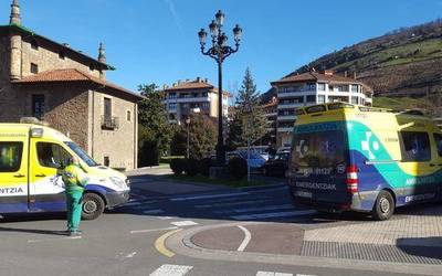 Auto baten eta txirrindulari baten arteko istripua izan da, Enparan Dorretxearen aurrean