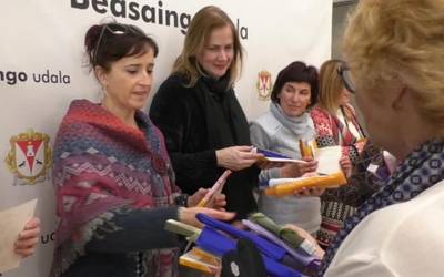 Beasaingo sei establezimenduk lortu berri dituzte lagunkoiaren zigiluak eta Udaletxean jaso dituzte