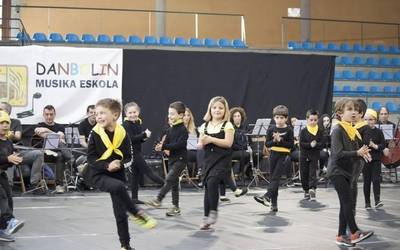 Irudietan: Musika Eskolako haurren dantza emanaldia