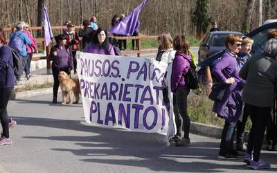 Elorregin emakumeek egin duten elkarretaratzearen argazkiak