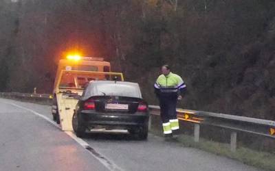 Hiru zauritu A-625 errepidean bi autok talka egin ostean