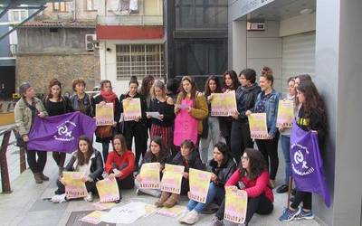 Martxoaren 8an grebara deitu ditu herriko emakumeak Basanderiek talde feministak
