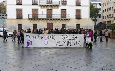 Greba feministarekin bat eginez, plaza hartu dute emakumeek
