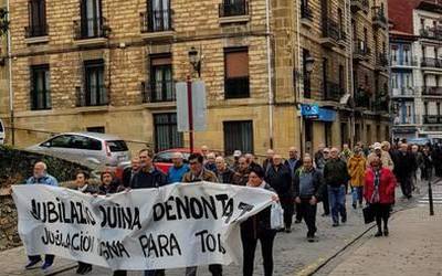 Pentsio duinak eskatzeko manifestazioa egin dute pentsiodunek