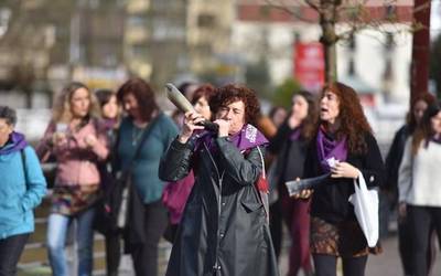 Feminismoaren aldarriak herriko kaleak piztu ditu lehen ordutik