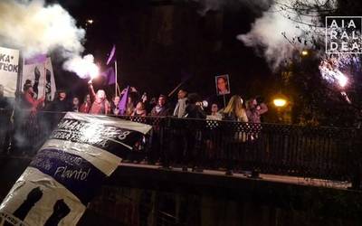 Suziriak jaurtita piztu dute greba feminista Aiaraldean