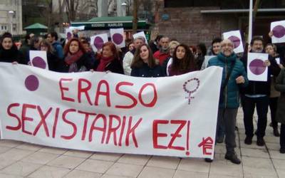Elkarretaratzea Otxarkoagan izandako eraso matxista salatzeko
