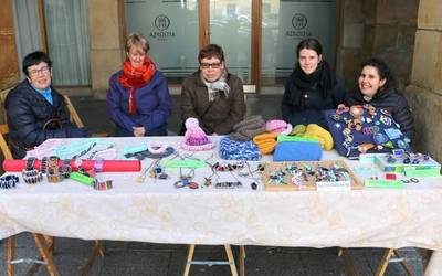 Garaguneko kideek eskuz egindako produktuak salduko dituzte ostiralean plazan
