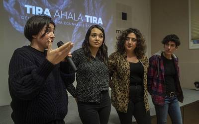 Tira ahala tira generoaren bira, 'Egunkaria'-n eta 'Berria'-n