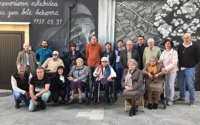 Elorriora 5.860 kilo bonba jaurti zituzten eguna gogoratu dute