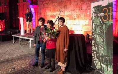 [BIDEOA] Emozioek gainezka egin dute, duela 82 urte bonbak jausi ziren Andra Marian