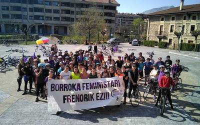 Feminismoa, bizikleta gainean aldarrikatzen