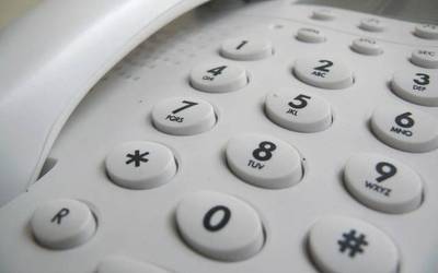 Telelaguntza-zerbitzu baten salmenta iruzurraz ohartarazi dute