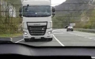 Kamioi-gidari bat salatu dute auto bat abiadura azkartzera behartzeagatik