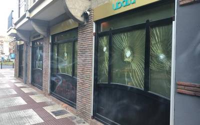 Udala joko-aretoko kristal guztiak apurtu dituzte bart gauez