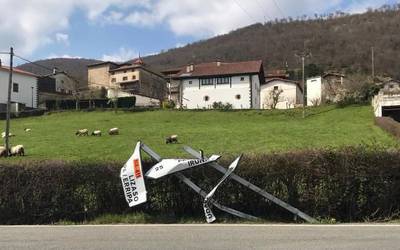 Larraintzarko bidegurutzeko seinalea hondatuta