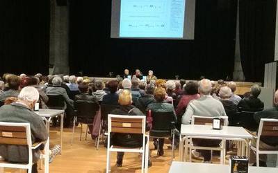 Jendetza elkartu du Miren Etxezarreta ekonomialariak pentsioez eskainitako hitzaldiak