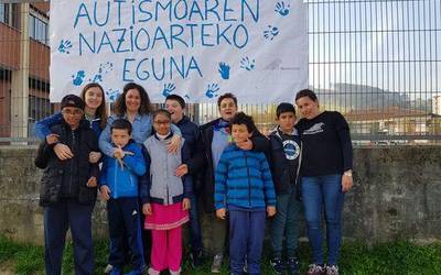 Herria urdindu dute Autismoaren Nazioarteko Egunean