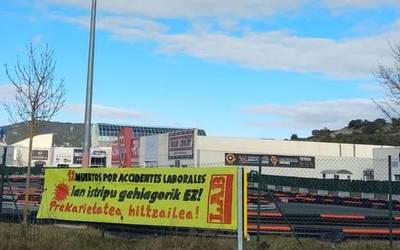 Langile bat hil da Gorbeia merkataritza gunean