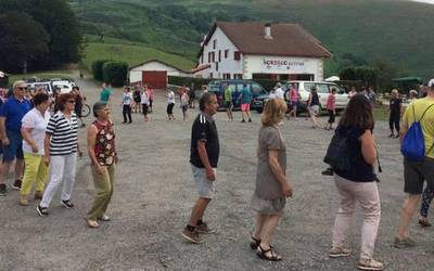 Kantu-bertso bazkaria Lizarietan apirilaren 13an