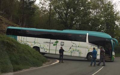 Autobusa ez atzera ez aurrera, atzo, Elgetatik Elorriorako errepidean