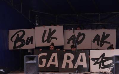 Gazte Topagunera begira motorrak berotu dituzte Aretxabaletan Bulkada Egunean