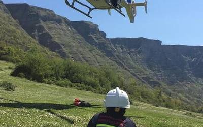 Suhiltzaileek mendizale bat erreskatatu zuten atzo Delikan, Ertzaintzaren helikopteroa baliatuta