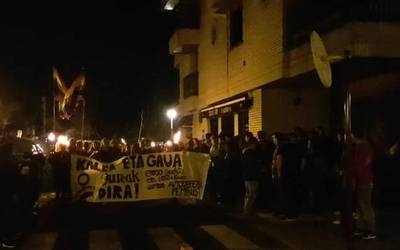 Kaleak eta gaua guztionak direla aldarrikatzeko manifestazioa egin dute