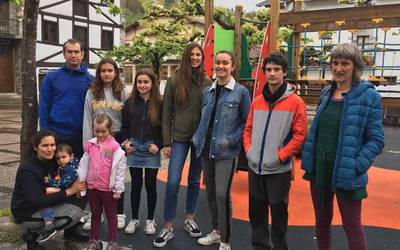 Lauro ikastolako gaztetxoak Goizuetako familiekin euskara praktikatzen aritu dira