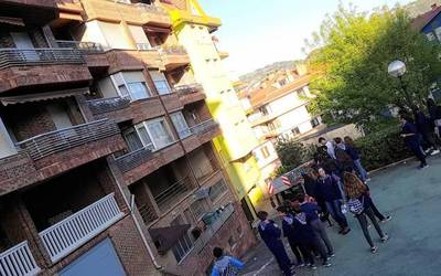 Suhiltzaileak izan ziren atzo Larretxon etxebizitza bateko fatxadaren zatia soltatu ondoren