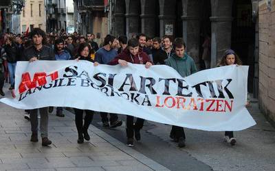 Langile borrokaren aldarria kalera atera dute hainbat lagunek